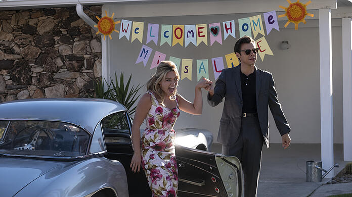Alice (Florence Pugh) und Jack (Harry Styles) leben in einer wunderschönen, glitzernden 50er-Jahre-Welt. Doch hinter der Fassade stimmt etwas nicht.