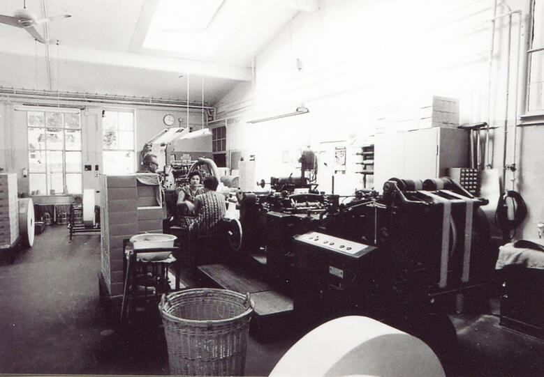 In Pasing wurde angeblich das moderne Fensterkuvert erfunden: Ein Arbeiter und zwei Arbeiterinnen in der Kuvertfabrik 1975.
