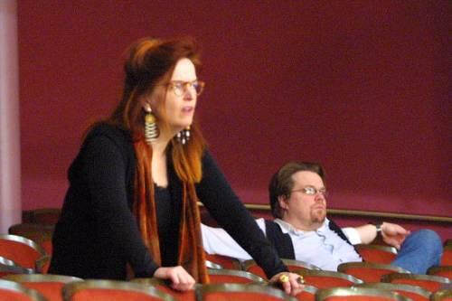Die Texanerin studierte Schauspiel in Wien und inszeniert Opern zwischen Sydney und Linz. Dieses Bild zeigt sie bei einer Probe im Nürnberger Opernhaus.