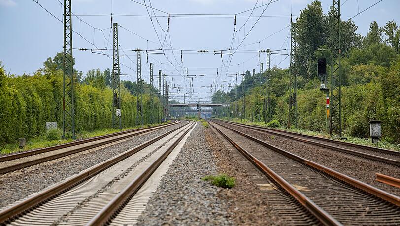 Der Lokführer des Regionalzugs leitete eine Notbremsung ein. (Symbolbild)