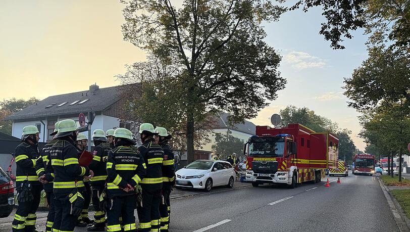 Feuerwehrleute im Münchner Stadteil Lerchenau. Feuerwehrleute im Münchner Stadteil Lerchenau.
