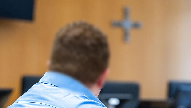 Mit Desinfektionsmittel als Brandbeschleuniger zündete ein 33-Jähriger in Landshut nach Überzeugung der Richter die Haare seiner pflegebedürftigen Großmutter an. Die Seniorin erlag knapp vier Wochen nach der Tat ihren Verletzungen. Jetzt ist der Mann verurteilt worden. Mit Desinfektionsmittel als Brandbeschleuniger zündete ein 33-Jähriger in Landshut nach Überzeugung der Richter die Haare seiner pflegebedürftigen Großmutter an. Die Seniorin erlag knapp vier Wochen nach der Tat ihren Verletzungen. Jetzt ist der Mann verurteilt worden.