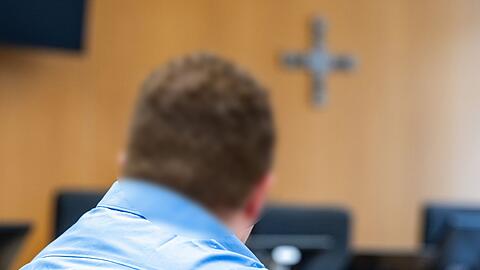 Mit Desinfektionsmittel als Brandbeschleuniger zündete ein 33-Jähriger in Landshut nach Überzeugung der Richter die Haare seiner pflegebedürftigen Großmutter an. Die Seniorin erlag knapp vier Wochen nach der Tat ihren Verletzungen. Jetzt ist der Mann verurteilt worden.