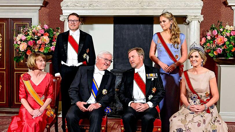 König Willem-Alexander, Königin Máxima, Kronprinzessin Amalia und Prinz Constantijn posierten mit ihren deutschen Gästen, Bundespräsident Frank-Walter Steinmeier und seiner Ehefrau Elke Büdenbender, für ein offizielles Foto. König Willem-Alexander, Königin Máxima, Kronprinzessin Amalia und Prinz Constantijn posierten mit ihren deutschen Gästen, Bundespräsident Frank-Walter Steinmeier und seiner Ehefrau Elke Büdenbender, für ein offizielles Foto.