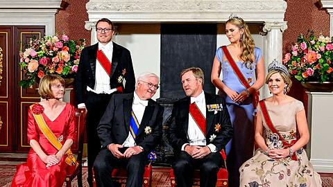 König Willem-Alexander, Königin Máxima, Kronprinzessin Amalia und Prinz Constantijn posierten mit ihren deutschen Gästen, Bundespräsident Frank-Walter Steinmeier und seiner Ehefrau Elke Büdenbender, für ein offizielles Foto. König Willem-Alexander, Königin Máxima, Kronprinzessin Amalia und Prinz Constantijn posierten mit ihren deutschen Gästen, Bundespräsident Frank-Walter Steinmeier und seiner Ehefrau Elke Büdenbender, für ein offizielles Foto.