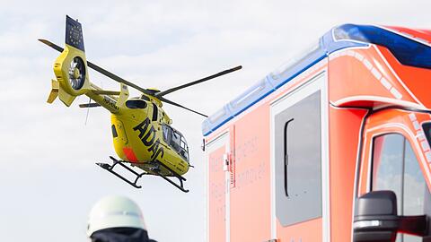 Ein Rettungshubschrauber brachte den schwer verletzten Mann ins Krankenhaus. (Archivbild)