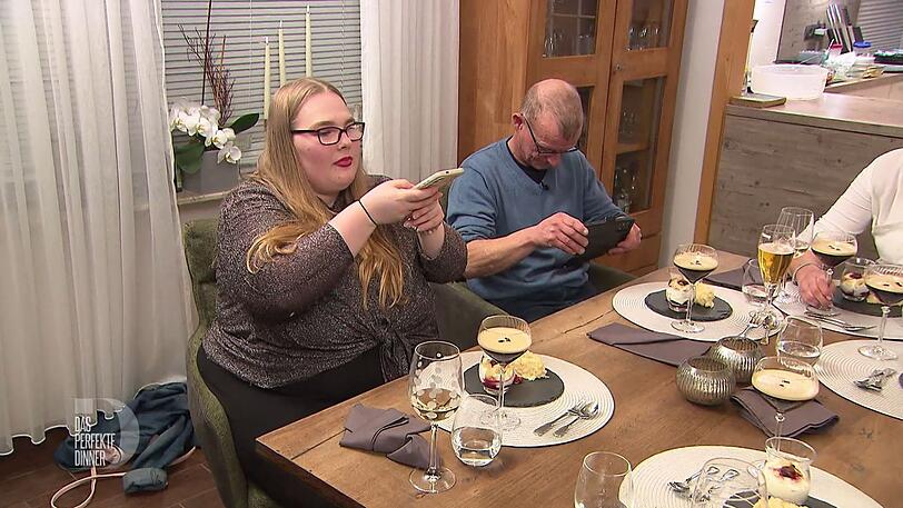 Das ansehnliche Dessert mit Espresso Martini muss als Foto verewigt werden. Das ansehnliche Dessert mit Espresso Martini muss als Foto verewigt werden.