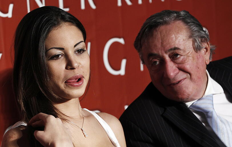 Da ist sie: Ruby Rubacuori sitzt neben dem Wiener Society-Löwen Richard "Mörtel" Lugner