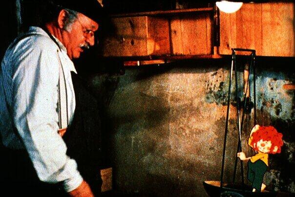 Da kommt es oft zu Zoff. Aber der gutmütige Meister Eder bringt für den Kobold viel Verständnis auf.