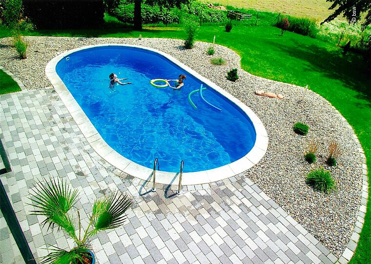 Kühles Nass im eigenen Garten: Runde und ovale Formen sind bei Schwimmingpools besonders beliebt.