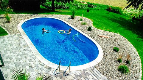 Kühles Nass im eigenen Garten: Runde und ovale Formen sind bei Schwimmingpools besonders beliebt.