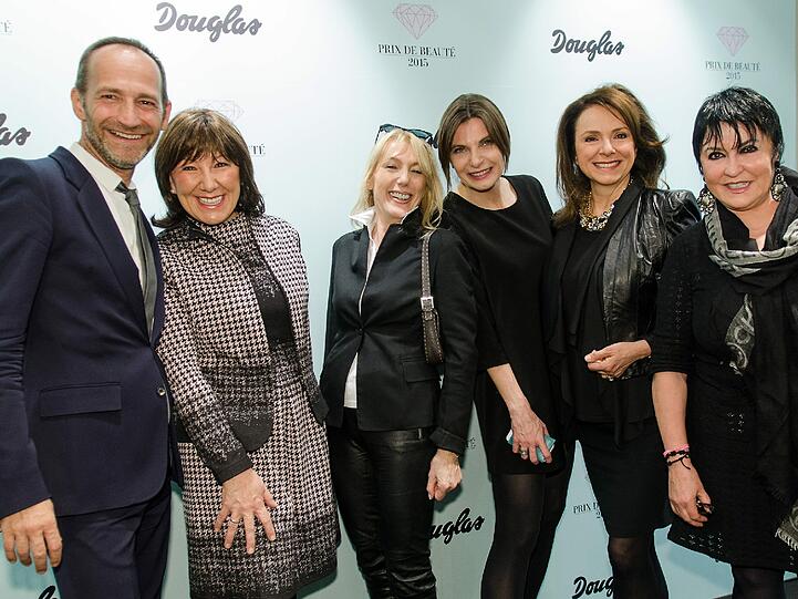 Absoluter Hingucker: Petra Reiter u.a. mit Douglas-Chefin Claudia Reinery (3. v. r.), Uschi Dämmrich von Luttitz und Uschi Ackermann (r.).