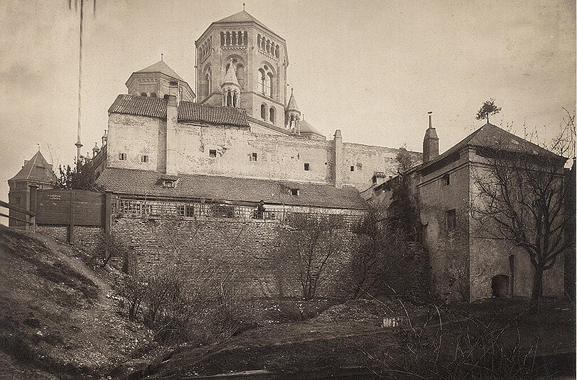 Der Stadtgraben 1888 mit Haupt- und Zwingermauer sowie Zwingerturm. Dahinert erhebt sich die damals neu errrichtete Synagoge.