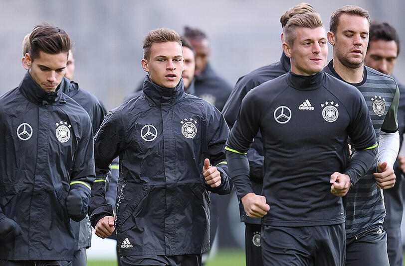 Joshua Kimmich genießt seinen Höhenflug und bleibt doch auf dem Boden: Hier trainiert der Aufsteiger des FC Bayern mit der Nationalelf, eingerahmt von Julian Weigl (links) und Toni Kross.