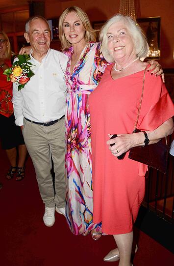 Saskia Valencia mit ihren Eltern Heike und Dr. Eberhard Gehrke