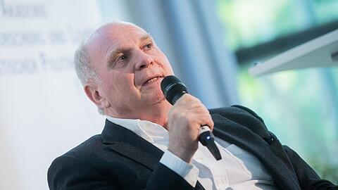 Uli Hoeneß äußert sich bei Podiumsdiskussion.