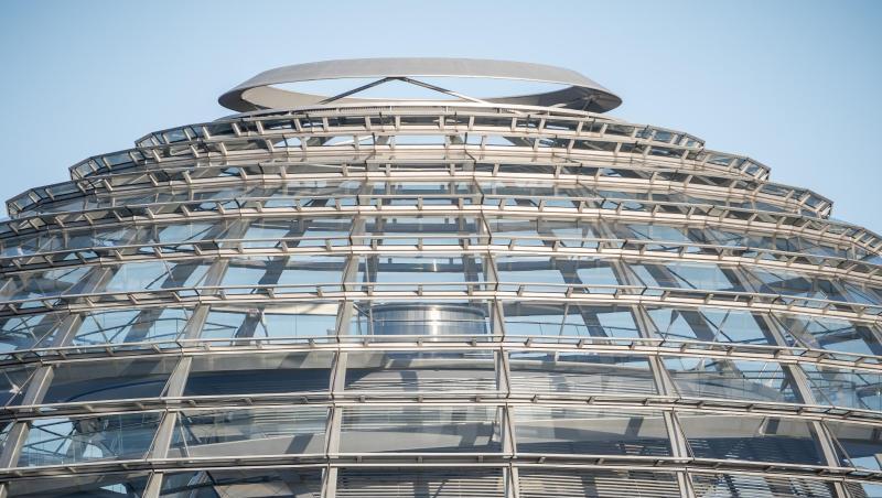 Die Kuppel auf dem Reichstagsgebäude ist menschenleer - aus Vorsichtsgründen wurde sie gesperrt. Die Kuppel auf dem Reichstagsgebäude ist menschenleer - aus Vorsichtsgründen wurde sie gesperrt.