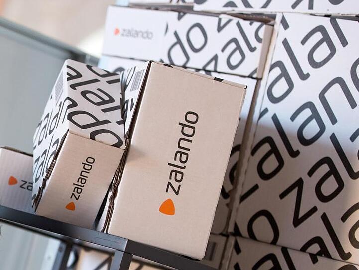 Zalando litt wie andere Modehändler auch unter dem heißen Sommer und damit verbundenen vollen Lagern und musste Kunden hohe Rabatte gewähren, um die Ware loszuschlagen.