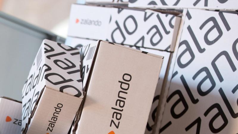 Zalando litt wie andere Modehändler auch unter dem heißen Sommer und damit verbundenen vollen Lagern und musste Kunden hohe Rabatte gewähren, um die Ware loszuschlagen. Zalando litt wie andere Modehändler auch unter dem heißen Sommer und damit verbundenen vollen Lagern und musste Kunden hohe Rabatte gewähren, um die Ware loszuschlagen.