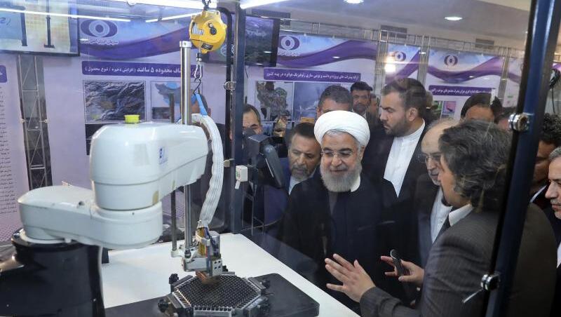Irans Präsident Hassan Ruhani (M.) lässt sich neue Entwicklungen in der Atomenergie im Rahmen des "Nationalen Atomtags" erklären. Irans Präsident Hassan Ruhani (M.) lässt sich neue Entwicklungen in der Atomenergie im Rahmen des "Nationalen Atomtags" erklären.