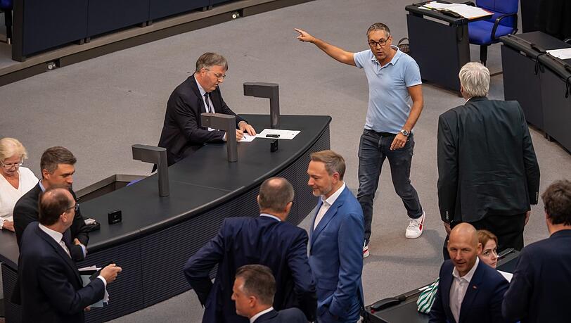 Michael Schrodi (Polohemd) lief laut rufend in Richtung CDU/CSU-Fraktion. Der SPD-Mann warf Unionspolitikern vor, "gemeinsam mit Faschisten einen solchen Popanz zu machen". Ein Bericht, er habe einen CDU-Mann als "Wi***ser" beleidigt, trifft nach AZ-Recherchen jedoch nicht zu. Michael Schrodi (Polohemd) lief laut rufend in Richtung CDU/CSU-Fraktion. Der SPD-Mann warf Unionspolitikern vor, "gemeinsam mit Faschisten einen solchen Popanz zu machen". Ein Bericht, er habe einen CDU-Mann als "Wi***ser" beleidigt, trifft nach AZ-Recherchen jedoch nicht zu.