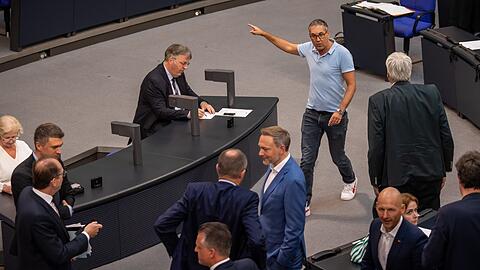 Michael Schrodi (Polohemd) lief laut rufend in Richtung CDU/CSU-Fraktion. Der SPD-Mann warf Unionspolitikern vor, "gemeinsam mit Faschisten einen solchen Popanz zu machen". Ein Bericht, er habe einen CDU-Mann als "Wi***ser" beleidigt, trifft nach AZ-Recherchen jedoch nicht zu.