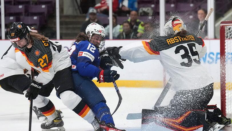 Kelly Pannek (M) aus den USA gegen Torhüterin Sandra Abstreiter (r) und Heidi Strompf aus Deutschland.