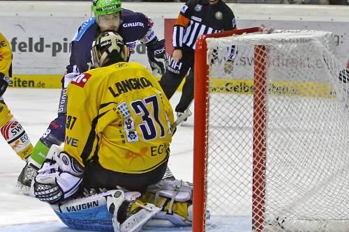 Rechts oben zappelt der Puck: Brad Leeb ließ Krefelds Torhüter Scott Lankow beim 1:0 der Ice Tigers keine Chance.