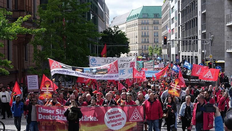 Nach Angaben der IG Metall beteiligten sich in Berlin rund 1.700 Beschäftigte aus mehr als 40 Betrieben. Nach Angaben der IG Metall beteiligten sich in Berlin rund 1.700 Beschäftigte aus mehr als 40 Betrieben.