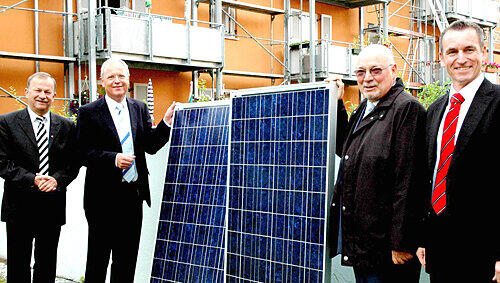 Sonnige Aussichten fürs Klima: Die Wbg- und N-Ergie-Chefs Herbert Kümmerl, Herbert Dombrowsky, Peter Richter und Thomas Fösel (v. li.) sparen mit Solarzellen 515 Tonnen Kohlendioxid im Jahr ein. Sonnige Aussichten fürs Klima: Die Wbg- und N-Ergie-Chefs Herbert Kümmerl, Herbert Dombrowsky, Peter Richter und Thomas Fösel (v. li.) sparen mit Solarzellen 515 Tonnen Kohlendioxid im Jahr ein.