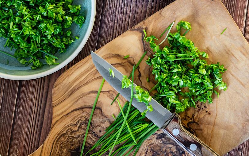 Als Dreingabe oder eigenst&auml;ndige Basis kann Petersilie verwendet werden. Mit Basilikum oder Gr&uuml;nkohl harmoniert es geschmacklich gut und pimpt nebenbei auch die gr&uuml;ne Farbe. Petersilien-Pesto steht und schmeckt aber auch f&uuml;r sich.