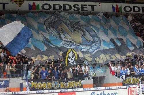 Die Nordkurve ist beim EHC München meist gut besucht. Beim Derby gegen Bad Tölz soll endlich auch das restliche Olympia-Eisstadion voll sein.