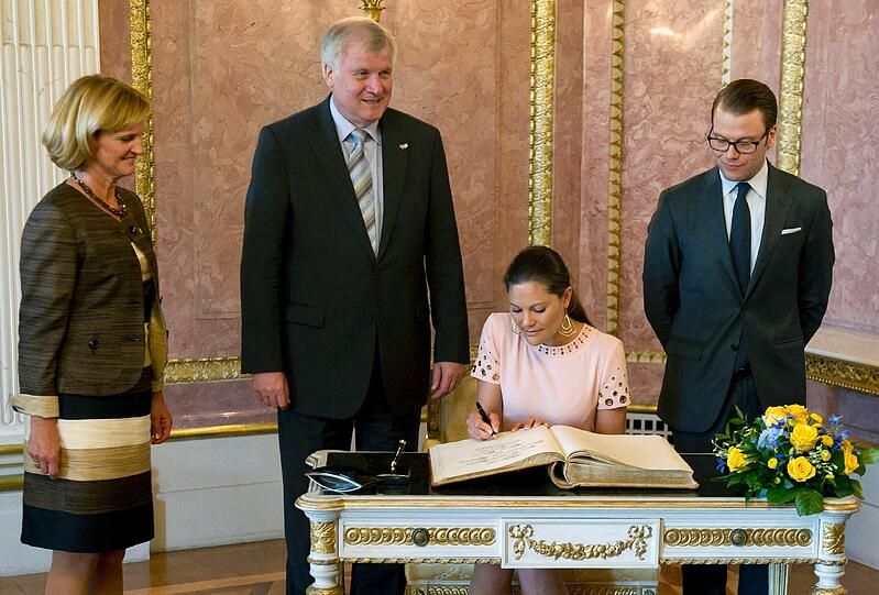Victoria ist zum ersten Mal Mutter geworden. Die 34-Jaehrige brachte am frühen Donnerstagmorgen (23.02.12) eine Tochter zur Welt - wurde die Mini-Prinzessin etwa in München gezeugt? Fest steht vor neun Monaten waren Victoria und Gatte Daniel zu Besuch in der Hauptstadt der Herzen - hier die Bilder...