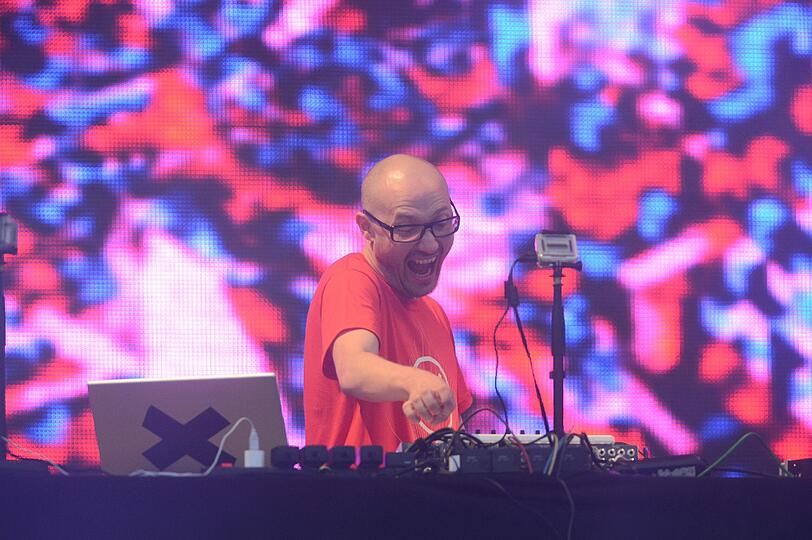 Wolkenbruch und Matsch statt "sky" und "sand" - trotzdem feiern am Sonntag 20.000 Fans den Berliner DJ Paul Kalkbrenner am Königsplatz.