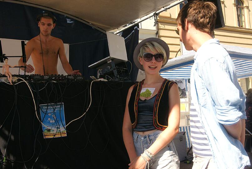 DJ Roman Nesco (links im Bild) legt auf beim Streetlife auf und sorgt für gute Stimmung.