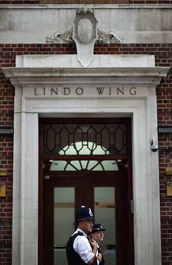 Noch ist es für die Wache am Eingang des "Lindo Wing" entspannt. Wenn Kate und William eintreffen, werden die Guards Fans und Journalisten zurückdrängen müssen.