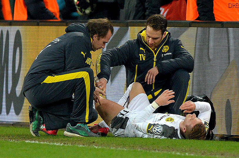 Schrecksekunde für den BVB: Marco Reus muss im Pokalspiel gegen Dynamo Dresden in der 24. Minute verletzt ausgewechselt werden.