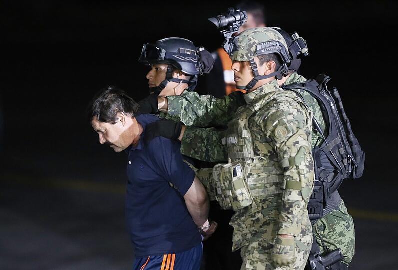 "El Chapo" wird zum Helikopter geführt.