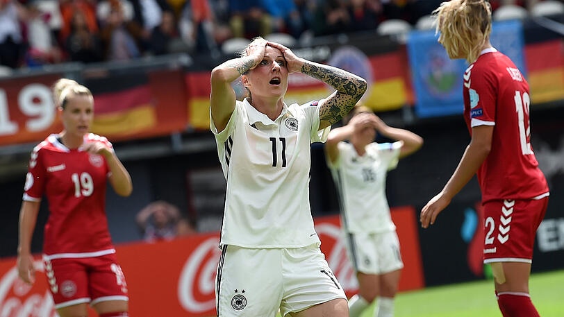 Zum Verzweifeln: Deutschlands Anja Mittag (M) nach einer vergebenen Chance neben Dänemarks Cecilie Sandvej (l) und Stine Larsen.