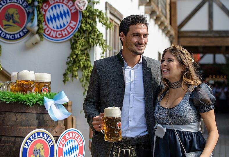 Mats Hummels kommt mit seiner schwangeren Ehefrau Cathy beim Käfer an