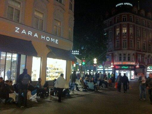 Hunderte Menschen haben heute Nacht vor dem Münchner Apple-Store in der Rosenstraße campiert. Die Schlange reicht bis zum "Zara Home" in die Fürstenfelder Straße.
