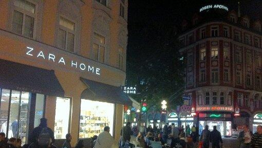 Hunderte Menschen haben heute Nacht vor dem Münchner Apple-Store in der Rosenstraße campiert. Die Schlange reicht bis zum "Zara Home" in die Fürstenfelder Straße. Hunderte Menschen haben heute Nacht vor dem Münchner Apple-Store in der Rosenstraße campiert. Die Schlange reicht bis zum "Zara Home" in die Fürstenfelder Straße.