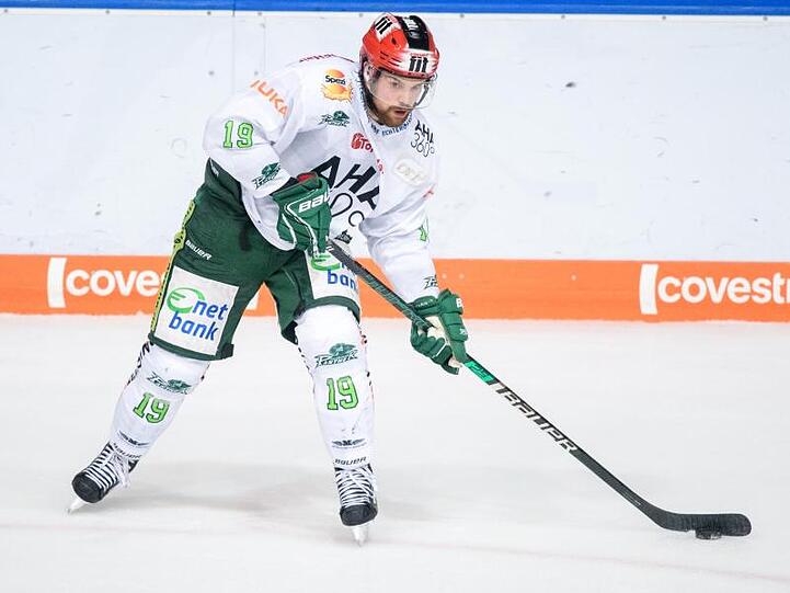 Drew Leblanc von Augsburg spielt den Puck. Foto: Matthias Balk/dpa/Archivbild