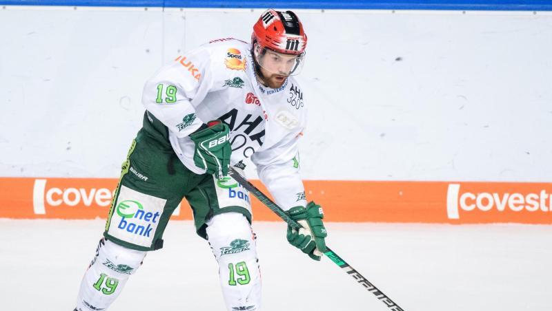 Drew Leblanc von Augsburg spielt den Puck. Foto: Matthias Balk/dpa/Archivbild Drew Leblanc von Augsburg spielt den Puck. Foto: Matthias Balk/dpa/Archivbild