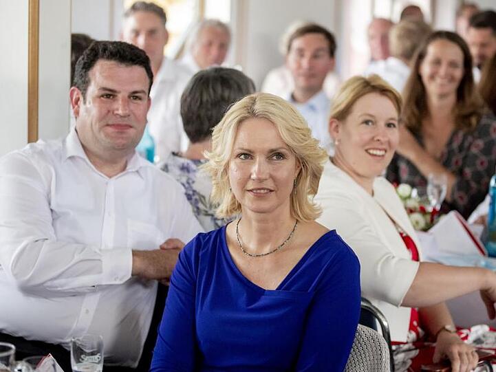 Mitglieder des Seeheimer Kreises, eine Arbeitsgemeinschaft von SPD-Abgeordneten, bei einer Ausflugsfahrt.
