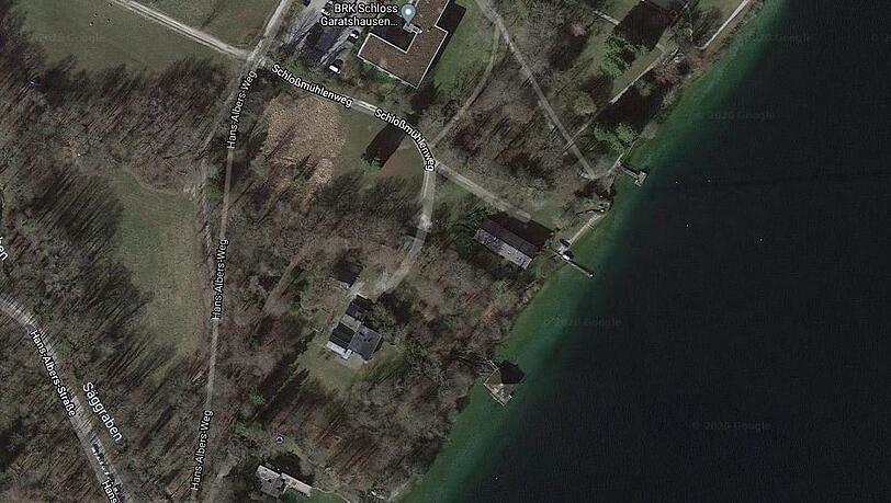 1945 ist Hansi Burg dann zu Albers an den Starnberger See in die Villa in Garatshausen zurückgekehrt, die jetzt unter Denkmalschutz steht. 1945 ist Hansi Burg dann zu Albers an den Starnberger See in die Villa in Garatshausen zurückgekehrt, die jetzt unter Denkmalschutz steht.