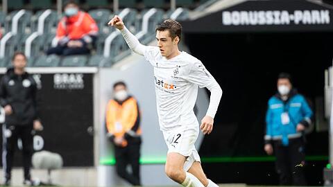 Befürchtet keine Probleme durch die frühzeitige Bekanntgabe des Wechsels von Trainer Marco Rose: Florian Neuhaus spielt den Ball.