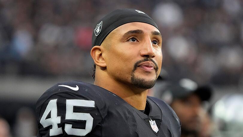 Jakob Johnson, aktiver Fullback der Las Vegas Raiders, verlässt das Spielfeld.