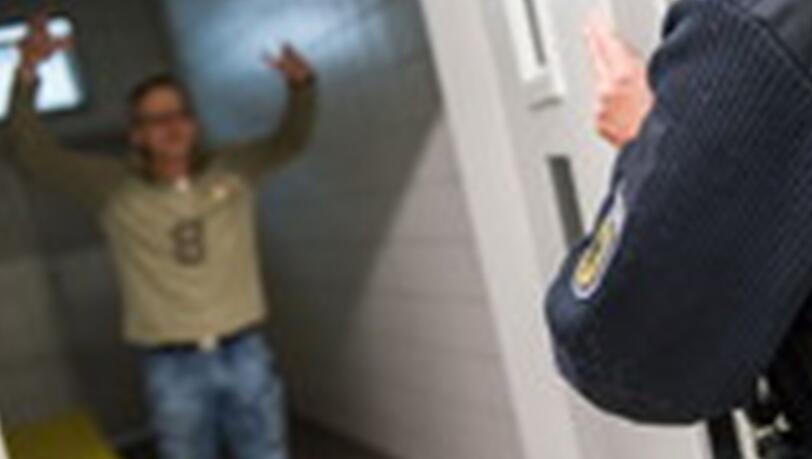 Auf der Wache der Bundespolizei schlug der Mann den Angaben zufolge einen Beamten und beleidigte weitere Einsatzkräfte fortwährend. (Symbolbild)