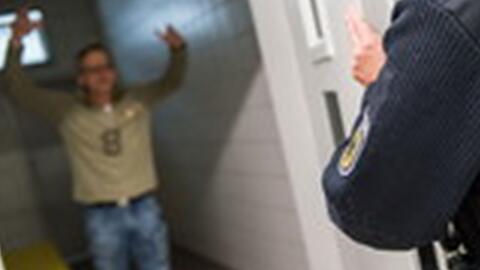 Auf der Wache der Bundespolizei schlug der Mann den Angaben zufolge einen Beamten und beleidigte weitere Einsatzkräfte fortwährend. (Symbolbild) Auf der Wache der Bundespolizei schlug der Mann den Angaben zufolge einen Beamten und beleidigte weitere Einsatzkräfte fortwährend. (Symbolbild)